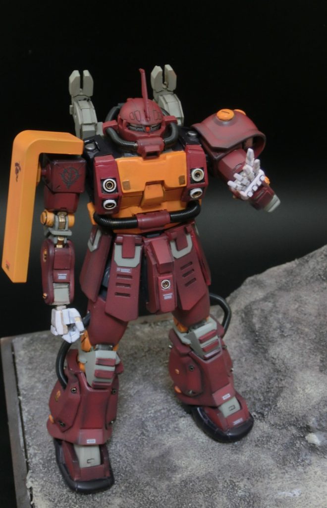 足はカスタムザクのもの、ガンダムマークIIも流用しました。腕はガンダムの関節とプラバン、レジンで製作しました。