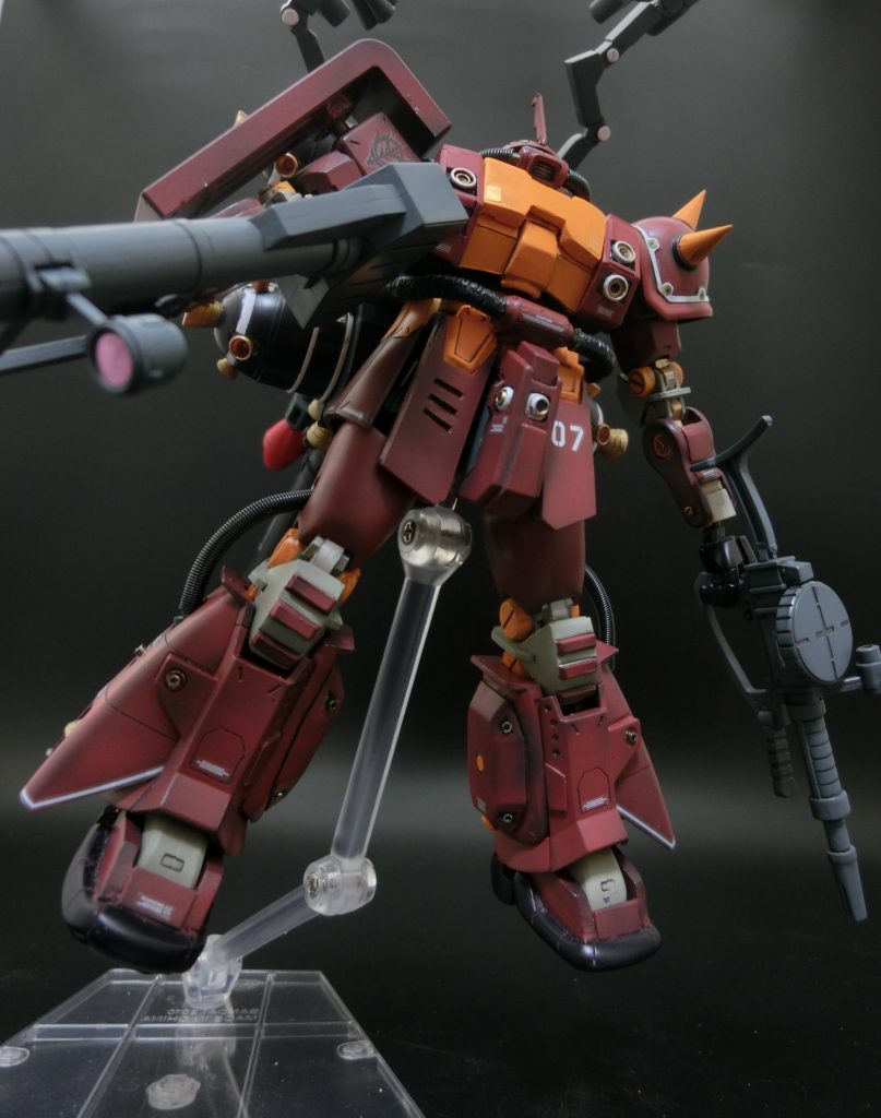 胸のバーニアとか足の太ももとか、取り外し可能でして、サイコザクに戻すことも出来ます。