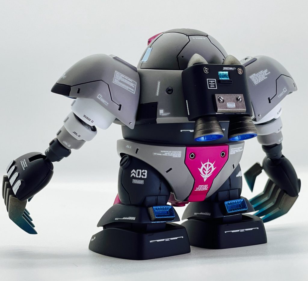 爪はシャープ化して、バックパックのバーニアはニコイチを切り離してます。その他バーニアやプラ板、メタルパーツを追加しました。