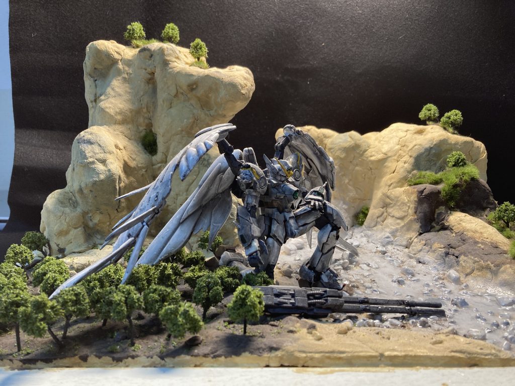 全体図です。デカくしすぎました。まあ大は小を兼ねるんで大丈夫です。木は50個入りで900円のモノをAmazonで買いました。草は安定のセリアです