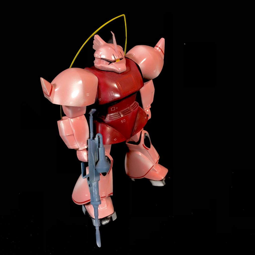 ななめ追加ランドセルを装備した他の先行量産型ゲルググと区別するために型式番号は「YMS-14」から「MS-14S」へと改められているが、これは指揮官用ザクとも呼ばれたザクⅡS型に倣ったという説がある。