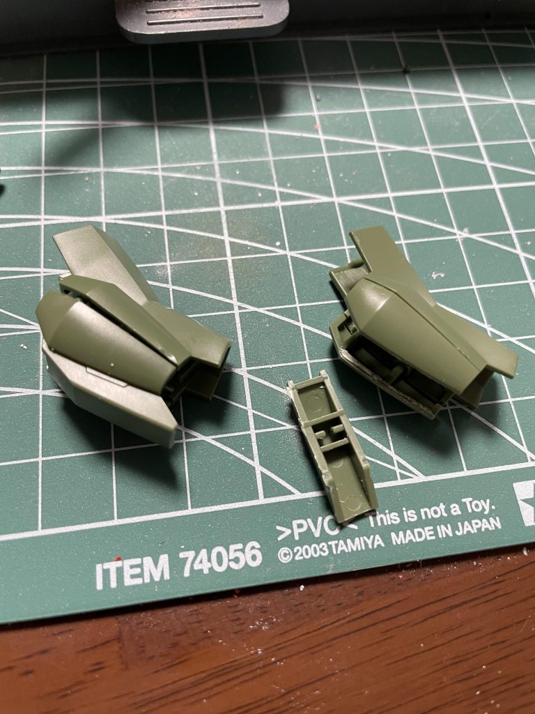 合わせ目消しに使わない部分にも受け穴があるのでこのまま組み立てできます。