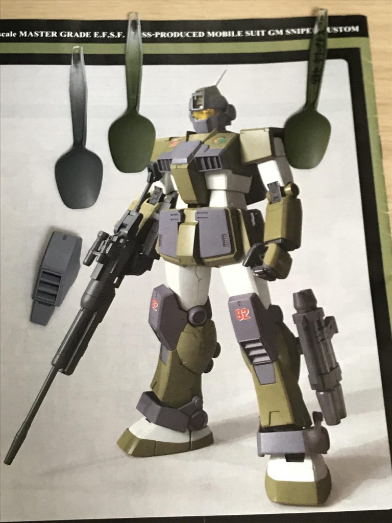 プラスプーンでカラーサンプルを作って色味を検討しめした。カラーレシピはこちら。カーキ : NATOグリーン、オリーブドラブ(2)(どちらもタミヤ)の二色で塗り分け。グレー : グレイバイオレット(タミヤ)チッピング : チタンシルバー(タミヤエナメル)