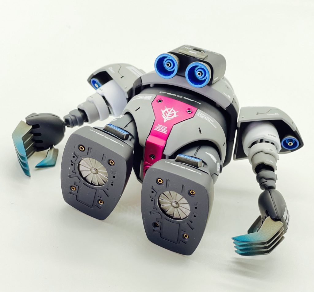 下からのアングルです。肩裏の寂しい部分にはバーニアを追加。