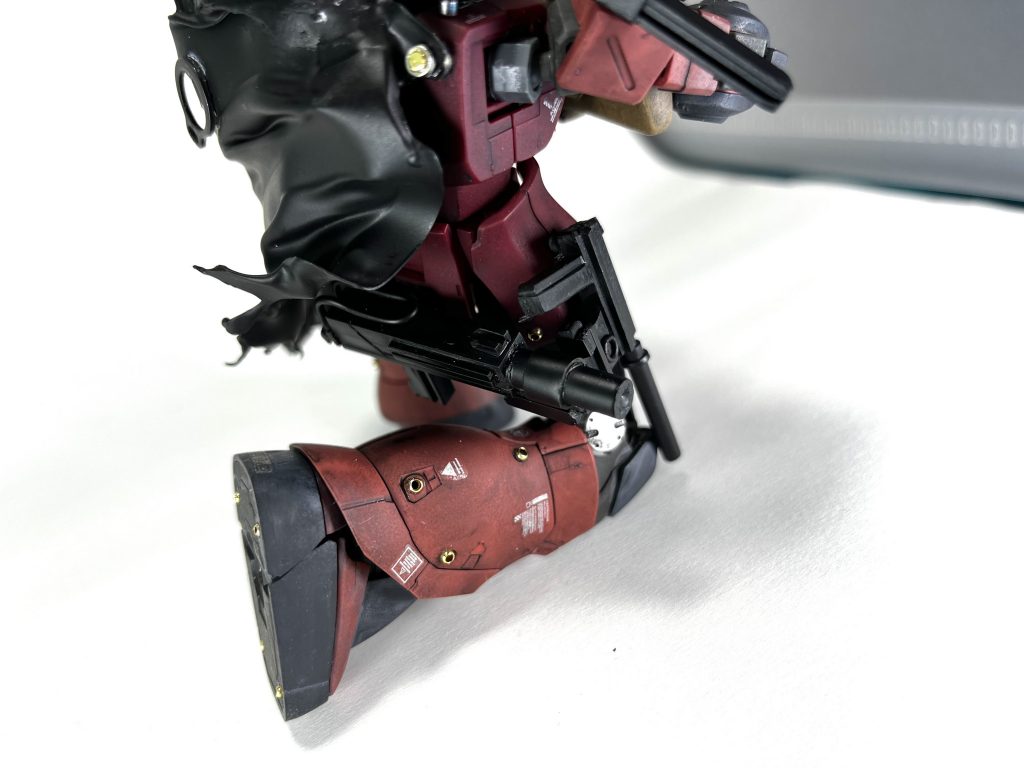 スナイパーの友人曰く、接近された時を常に想定しろとのことで、前回の遠距離砲撃型ザクも持っていたMAC10という銃と、サバゲーやってた時に無類の強さを発揮した消音性能最強のハンドガンのSOCOMという銃を作成し、装備させています。どちらもそのスナイパーの友人のリアル装備を忠実に再現してみたつもりです。