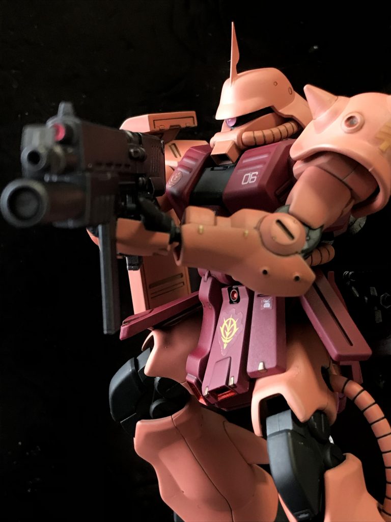 シャアカラーにした以外はいたって普通に組みました。でもそれだけで3倍カッコ良いので、あとは写真だけでどうぞ〜(^^)