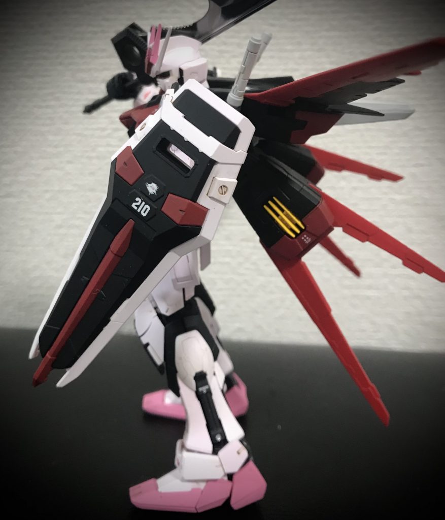 側面。写真では分かりにくいですが、ピンクは三色でパーツが分かれており薄ピンクの違いが中々いい感じにならず大変でした。