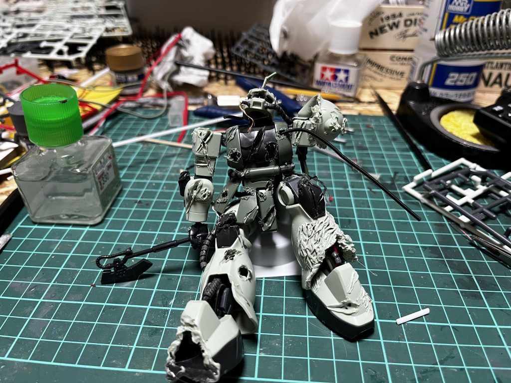 ダメージは半田ごてで入れました。首はこの角度を出したかったのでプラ棒を入れて接着。左腕は千切れて内部のパイプが飛び出た定番のやつをやりました。とにかく色々やってみて、どんな感じになるかを試すつもりでガンガンやりました。反省はしていません。