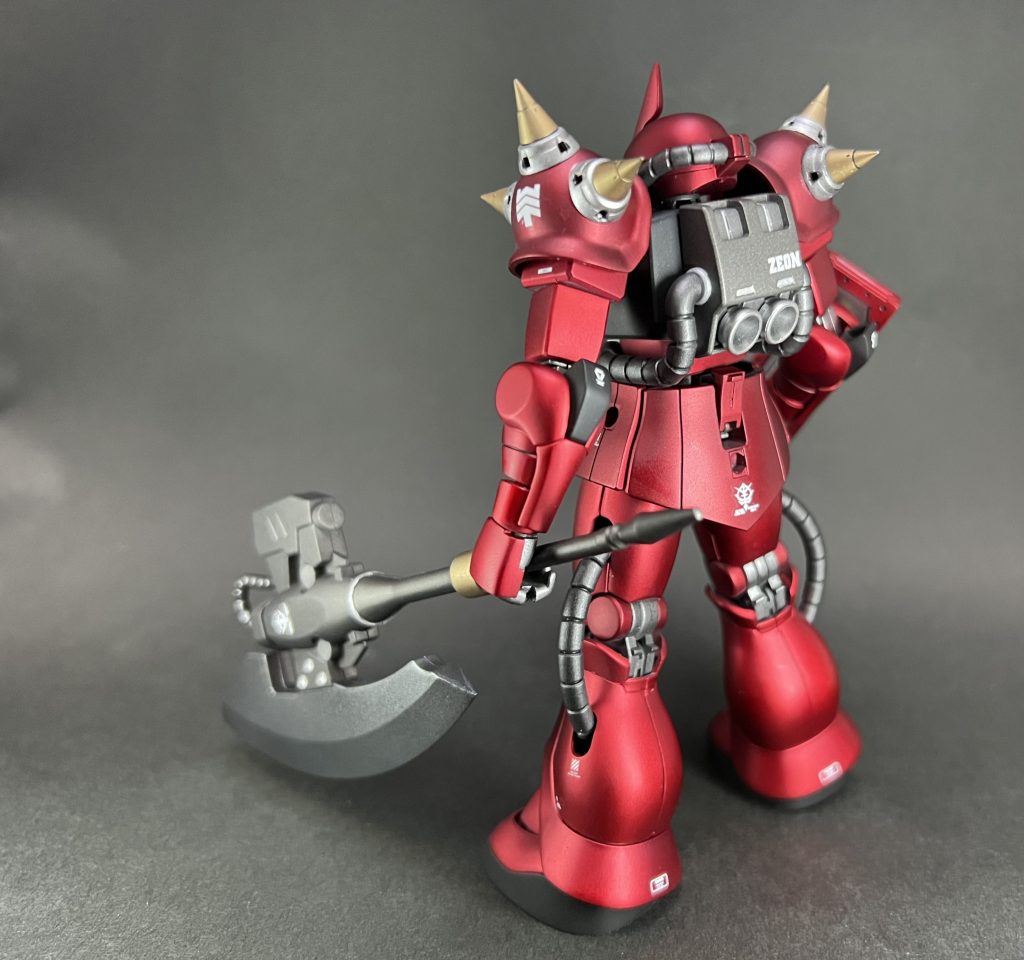 後ろ姿とアクションポーズデカールにはオリジン系ザクのデカール使用してみました。元のキットが優秀なので、少し手入れるだけでここまでかっこよくなりました。