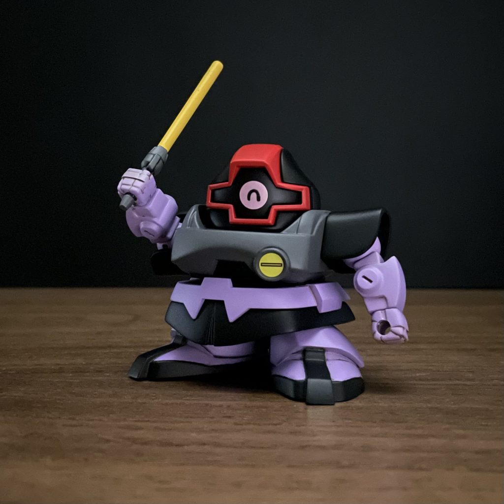 初期のBB戦士ではモノアイのシールでニッコリしているものがあり、それを再現したく今回は手書きで描いてみました。