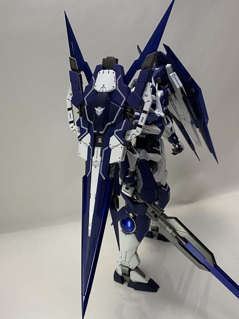 フルセイバー状態がこちら。ノーマルのクアンタの方が好きですが、フルセイバーの武装盛り沢山な感じも好きですね。ラインデカールとソレスタルビーイングのマークがいい仕事してくれてます。