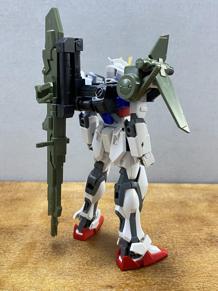 バックショット。RGバックパックはそのまま装備できないので要改造でした。ランチャーとの接続アームも改造が必要なポイント。