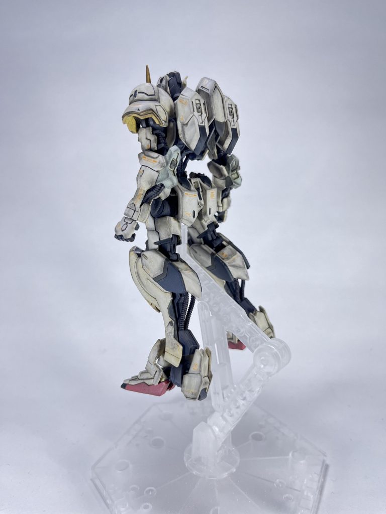 既存モールドの彫り直し、マスキングをサボらずに部分塗装など、なるべくキットのままのディテールを目立たせるようにしました。それでもどうしてものっぺりしちゃうところには追加で筋彫りやプラ板貼り付けの加工をしました。また、ちゃんとしたエアブラシを使っている人たちがやってる黒立ち上げ塗装が羨ましくて、ウェザリングマスターのススを使ってエッジを黒でグラデーションがかかるようにしてみました。まだまだ細かいところに粗さがありますが練習したらもうちょっとそれっぽくなる気がしてます。