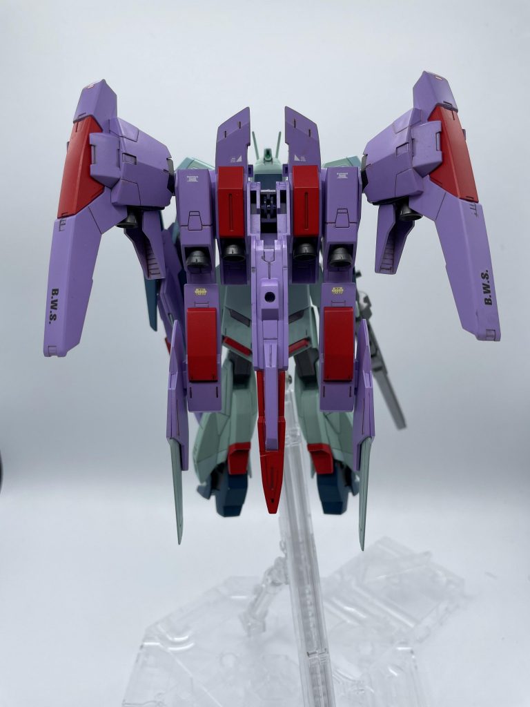 あまり目立たないですが、ひっそりとカカト部分を延長しています。