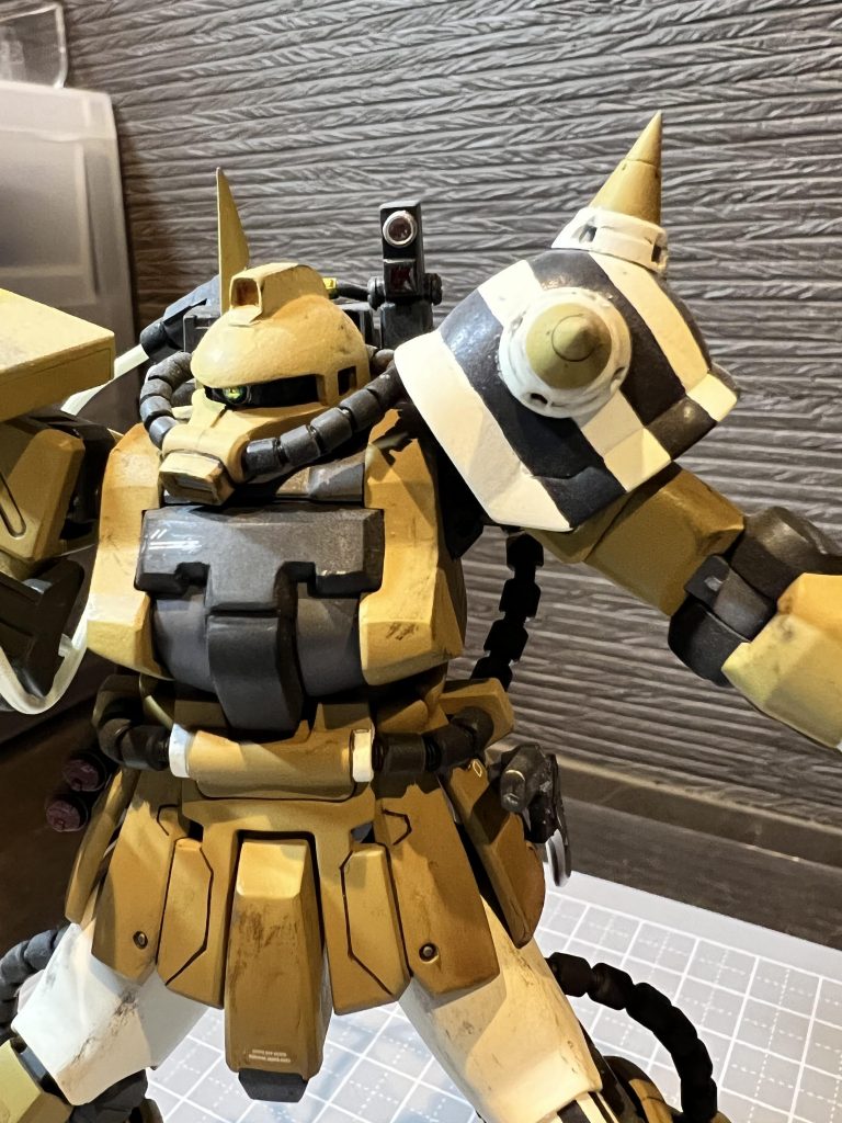 動力パイプはバンダイさんのモビルパイプとスプリングで製作。モノアイ、バックパックのセンサーやライフルのセンサーはHIQパーツさんのルミドームにて製作してます。頭部カメラとアンテナはジャンクパーツからオリジナルで製作しました。