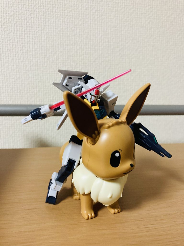 イーブイに乗るコアガンダムくん。昔デパートの屋上とかでこんなサイズ感の遊具見かけましたねw