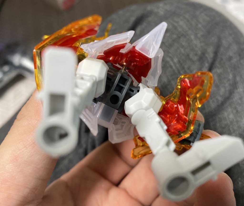 スカートはスプリング接続により、足の可動を妨げないようにしてます。