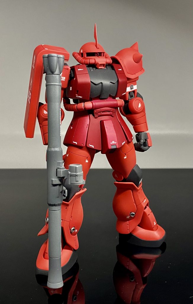 ヘルメットの縁をシャープには低く削り込んでいます。