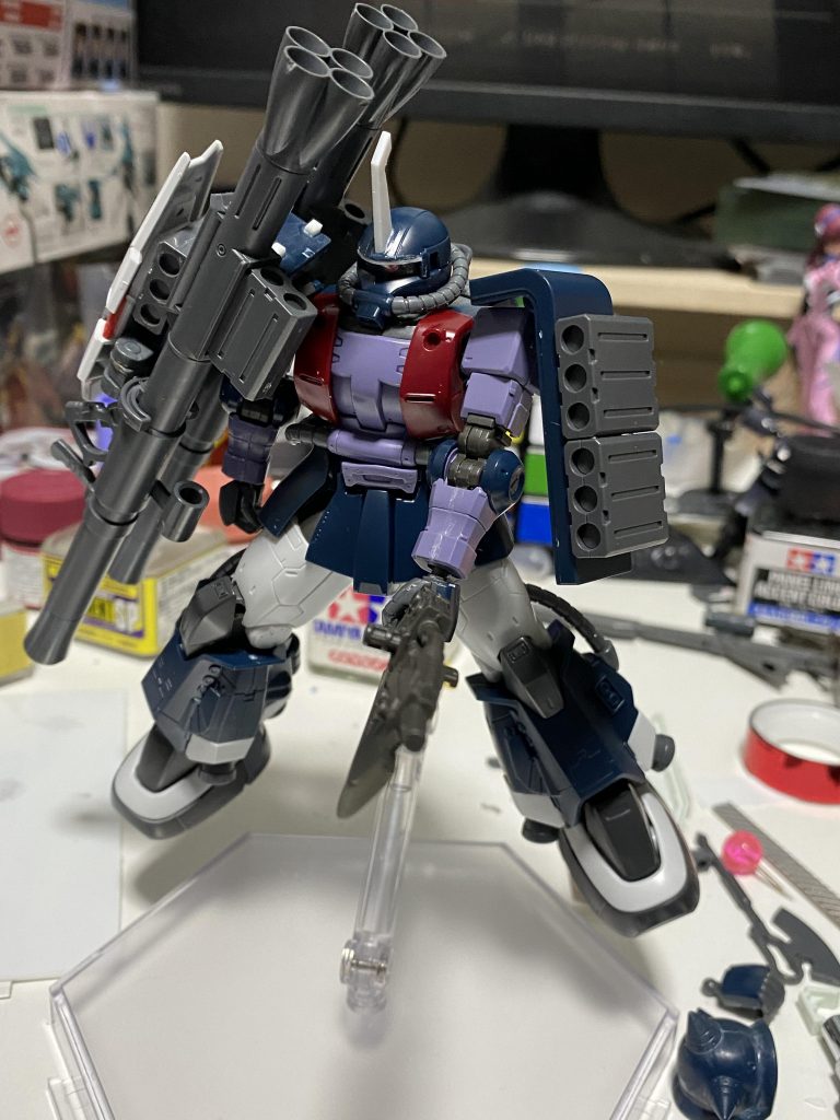 初期案2.コンテストに出す作品ということで目立つことを意識しました。ただゴチャゴチャして嫌だったのと、ザクはシンプルさが似合うように感じたのでここからマイナスして色々外していきます。そして素体のザクに戻る。