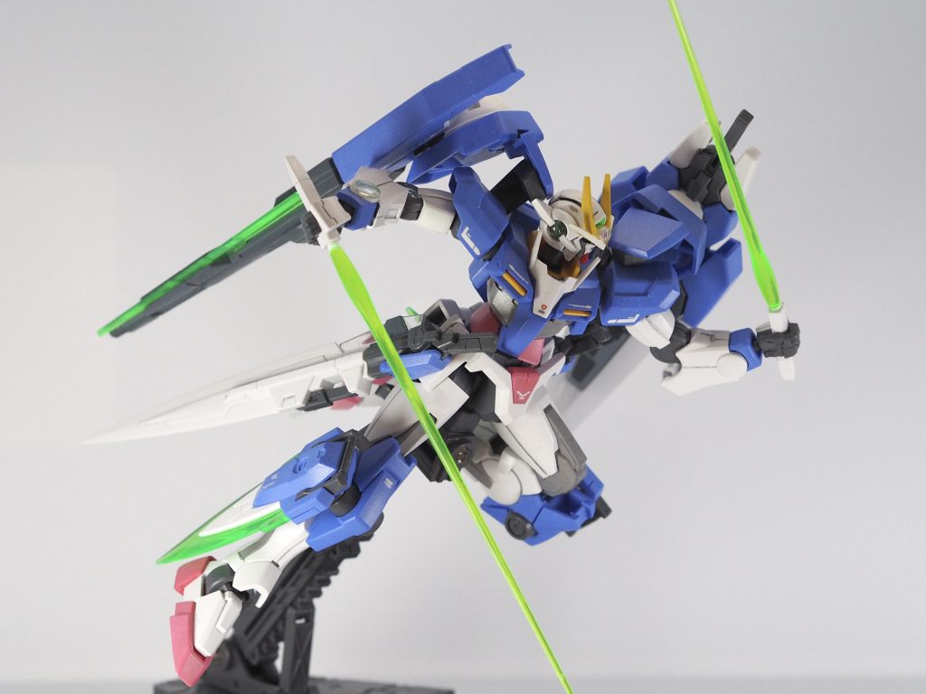 GNビームサーベルビームの色をグリーンで統一したかったので、ウイングガンダムのビームサーベルを取り付けました。