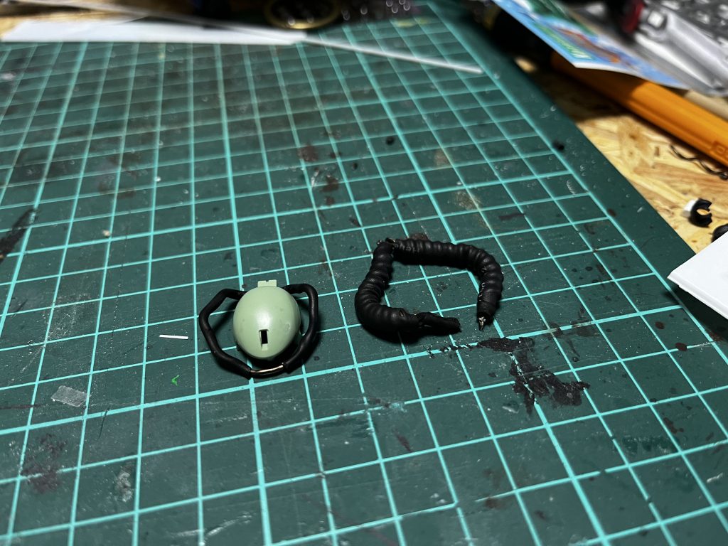 動力パイプは針金グルグルからの熱収縮チューブです。頭部のパイプは追加装甲の関係で太くできなかったので、その分胴回りのパイプを太くすることでチャラにしようとしてます。