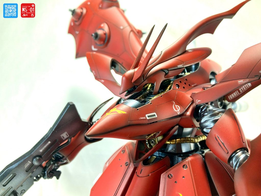 ディテールアップ:3 胴体腹部メガ粒子砲発射口と胸部バルカン砲を金属パーツに置き換え。メガ粒子砲発射口はメタルビーズを。バルカン砲は100円ライターの中に入ってる部品を流用。詳しくはYouTubeで吉本プラモ部の動画「奥義伝承」プー熊谷アニキのディテールアップ回を参照して下さい（←必見ですよ！)