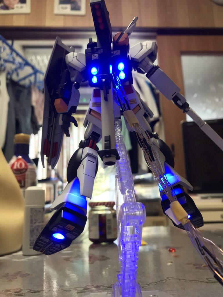 背景に生活感が…