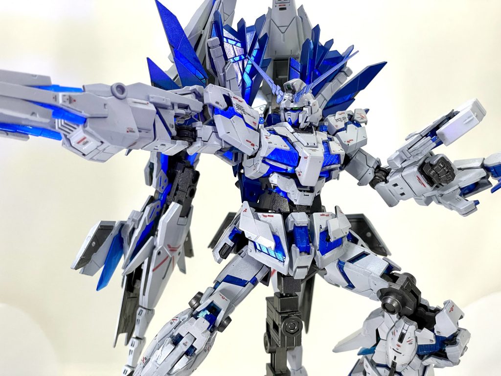 アームドアーマーBSサイコフレームとツインアイは可視光では無色透明の蛍光塗装「ブラックライトペイント・ルミネ」で塗装してます。