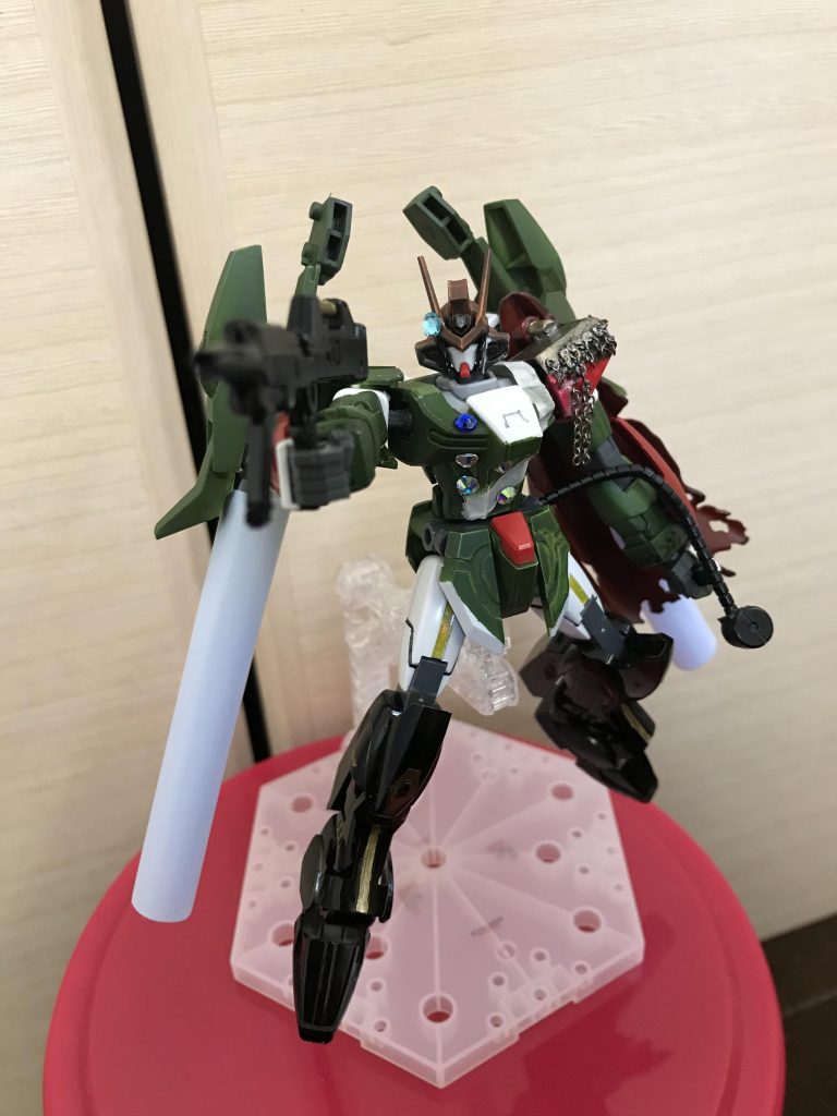 武装装着時180ミリビームマシンガンを手に持つ手のコネクタから直接エネルギーを得る