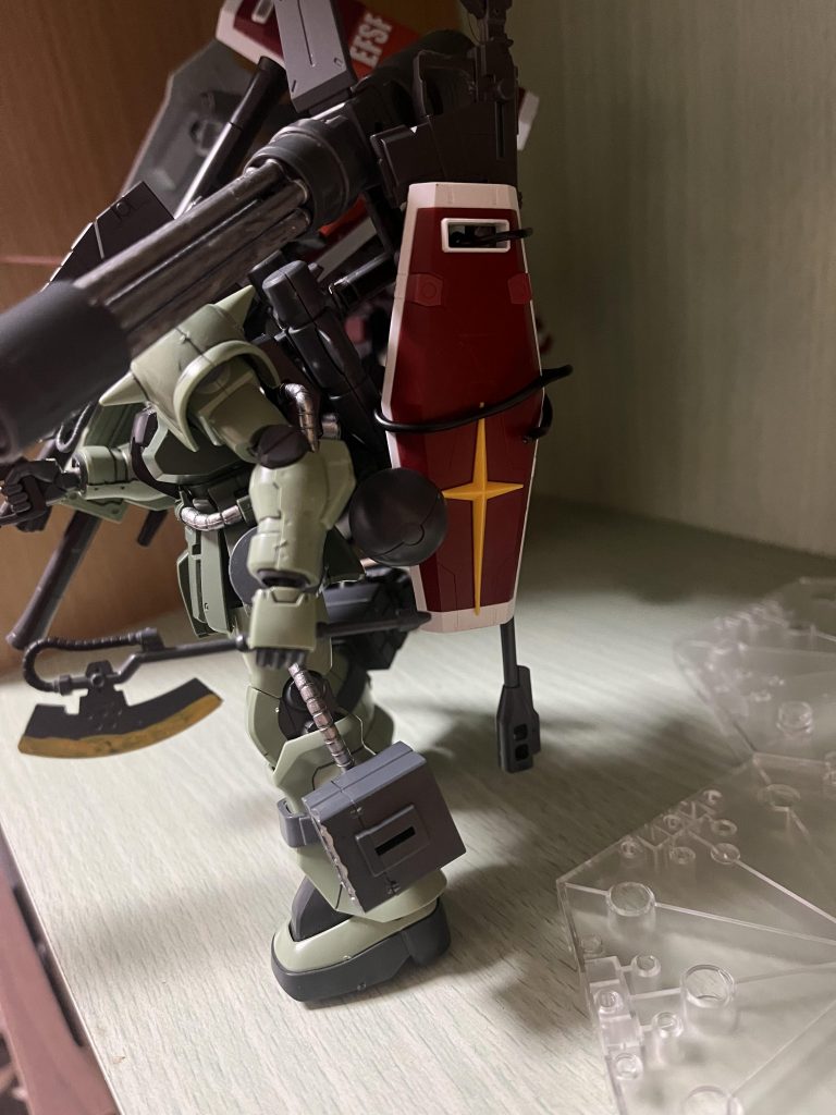 ガンダムのシールドに対艦ライフルを括りつけています。