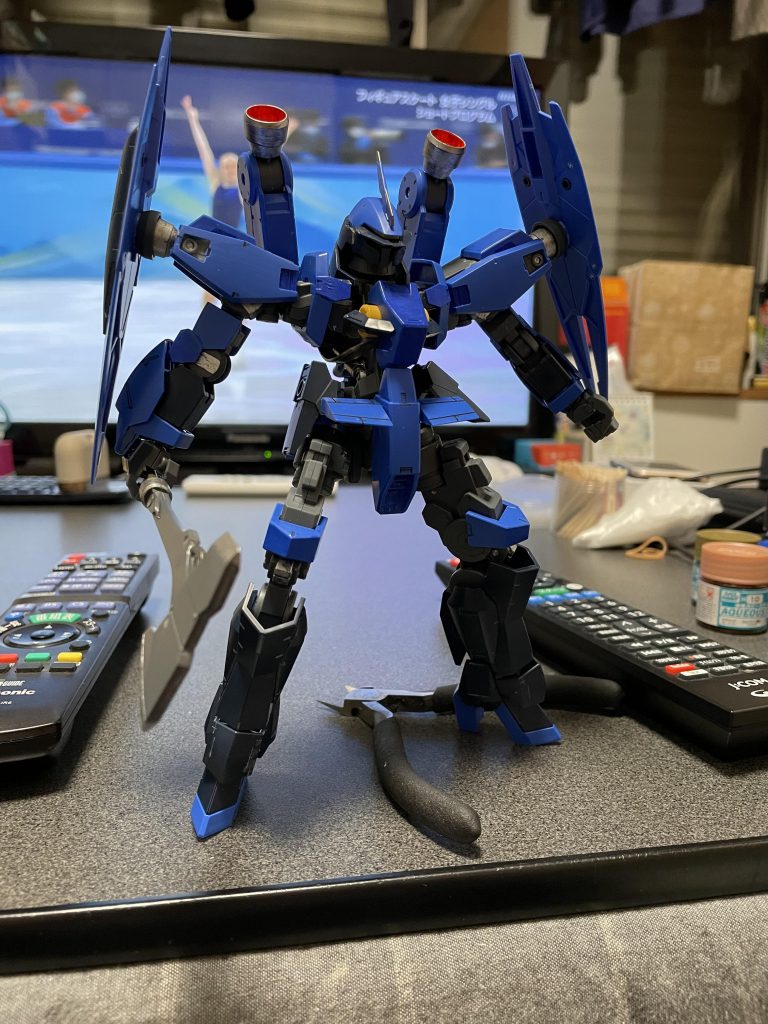 肩アーマーの方が白兵戦強そう!、ってことでこの方向性に決めました。ただ、太もものデザインが最後まで納得いかなかったんですよねぇ〜(~_~;)