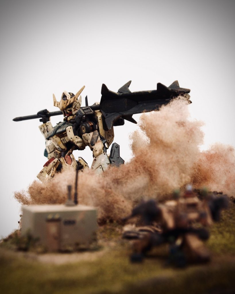 バルバトス越しにオルガとアイコンタクトする三日月。この感じがやりたかったんです。