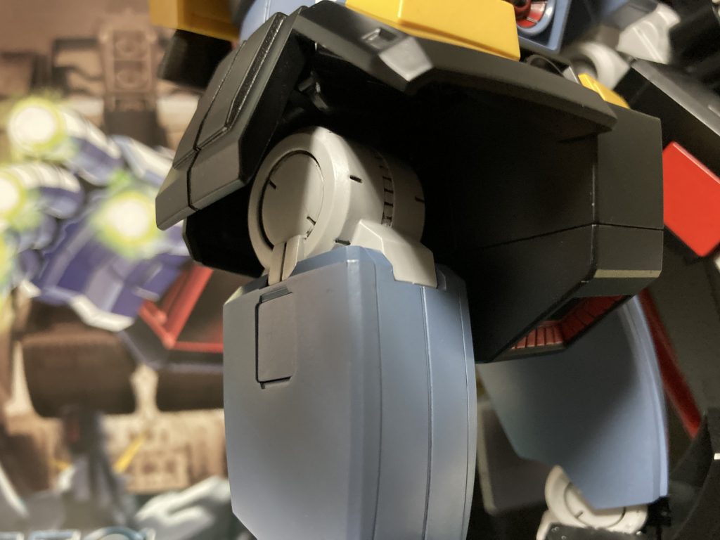 太腿の付け根部分が太腿とはちゃんと分割されているのに、成形色が何故か太腿と同じ青だったのが謎ポイント。設定色は他関節部と同じ白色なんですが…なるべくABSパーツは使わないでおこうという親心なんでしょうか。