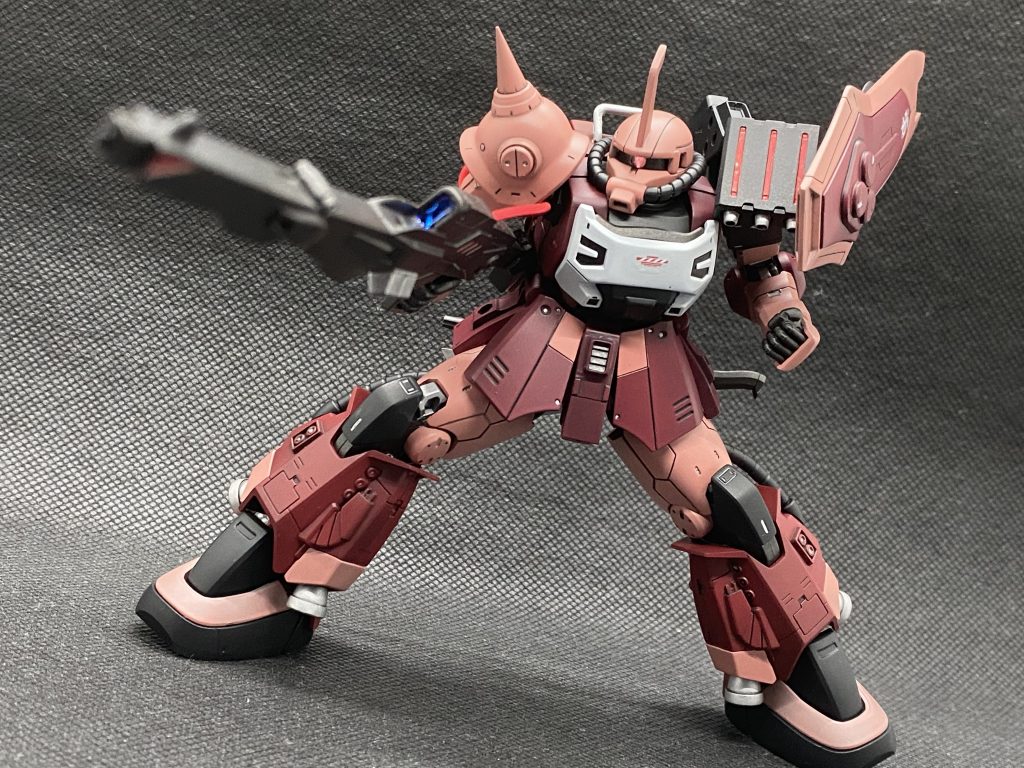 戦争をしている世界線の設定(UCかC.E.かは不明)高機動を活かしつつ、精密な射撃で戦闘を行う。操縦には高い集中力と細かな微調整を必要とする。 量産機を基に開発された機体であるため、部品の予備や他機体から部品の流用も可能。整備性は良い。 高速で移動しつつ、オルトロス(ライフル)から放たれたビームは照射時間によってムチの様に変化する。オルトロス自体は新造。外見に変更点はないが様々な機能が底上げされている他、照射時間の調整が可能であり、威力を抑えたビームを連発して放つことができる。また製造の際に用いられた素材が従来品と比較してより硬度の高い物に変更されている。そのため本来の使用法ではないが鈍器として殴りつけたり、手首ごと回転させてシールド代わりにも使用できる。(整備スタッフからはヒヤヒヤするからやめろと注意されている) …メモ書きに残っていた設定は以上です。