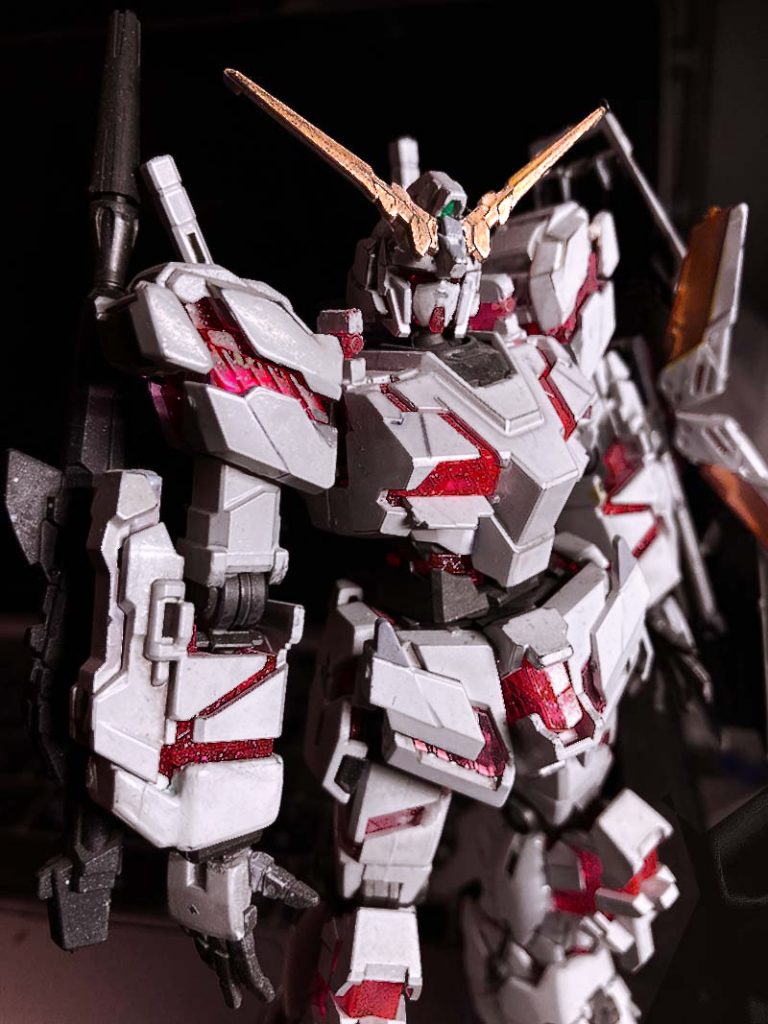 ついでにデストロイモード・チタニウムフィニッシュも再製作。これで三体目。このキットは表面塗料が弱いので、ランナー時点で高光沢クリアを塗布、これで保護とエナメル墨入れが可能になる。ランナー跡は面で完全処理して部分塗装。そのあたりのノウハウは二体目制作の時にさんざんやったので、今回はサクッと綺麗にできた。アンテナは、クリアゴールドパーツの裏側に銀塗装。これでしっとりした黄金感が出るサイコフレームのクリアパーツはパールクリアverから流用。キットによって違うがパールverのが最も映えてラメ入りの感じがいい。青色LED照明やブラックライトで発光する。やっとパーフェクトにフィニッシュできた気がする
