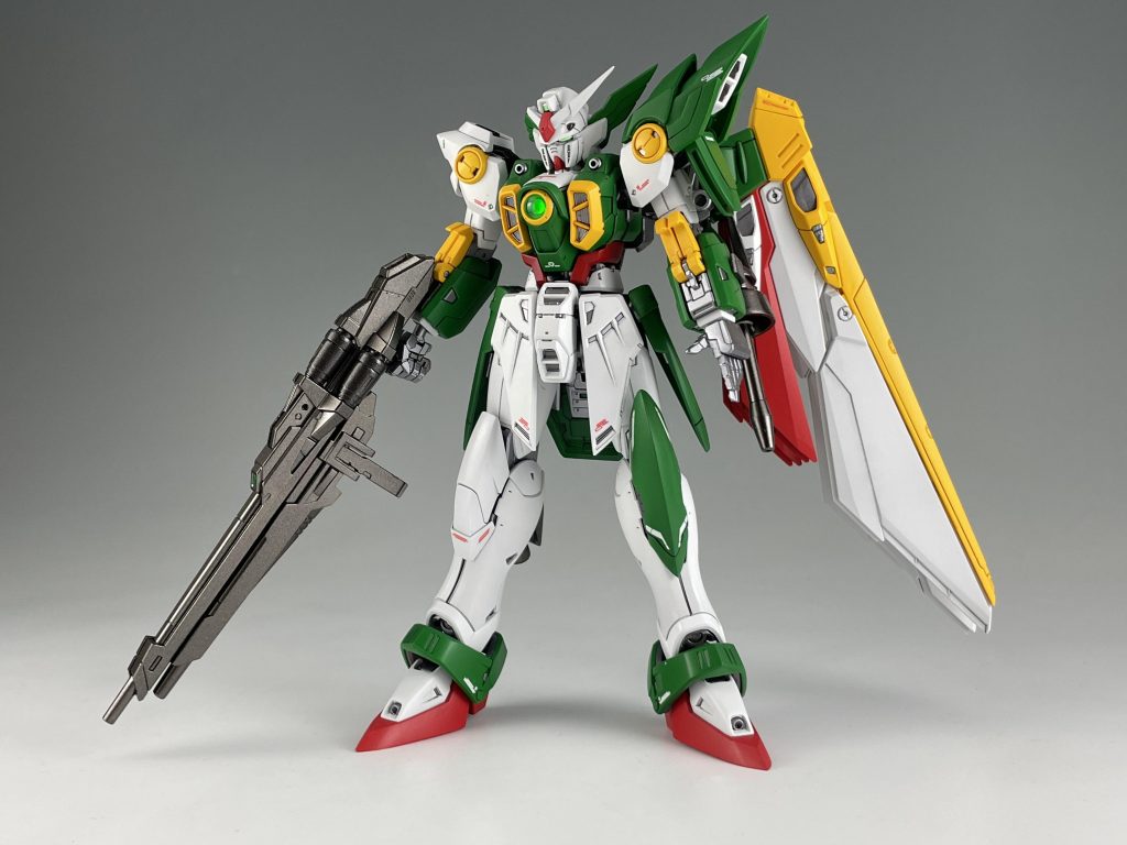 左膝や両肩など、特徴的なパーツはHGから使用。ディテールを追加したり、バランスを整えたりしながらミキシングを行なっていきました。左膝はプラ板とパテで大型化アンクルアーマーは先端部のみHGから流用し、RGのアンクルアーマーにパテで貼り付けて整形。つま先はプラ板とパテで延長アンテナも右側を切断し、左側はプラ板で整形しました。できるだけRGのディテールやパーツを残すことを意識してミキシングを行なっていきました。