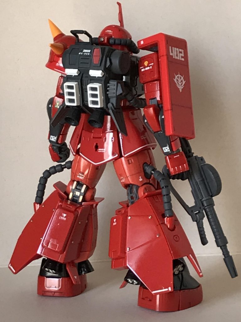 明るいところでの後ろ姿も。脚部のバーニアのカバー(?)にはリベットをイメージして、メタルパーツを埋め込んでいます。