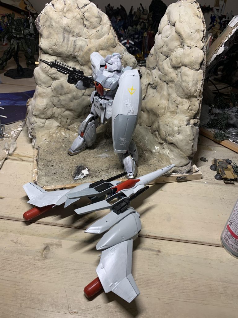 リガズィ、完成しましたのだ。塗装は最近お気に入りのホワイトヘックスデカールで白を基調とした迷彩柄に仕上げましたのだ。古いキットであちこち割れたりするので、変形はさせませんのだ