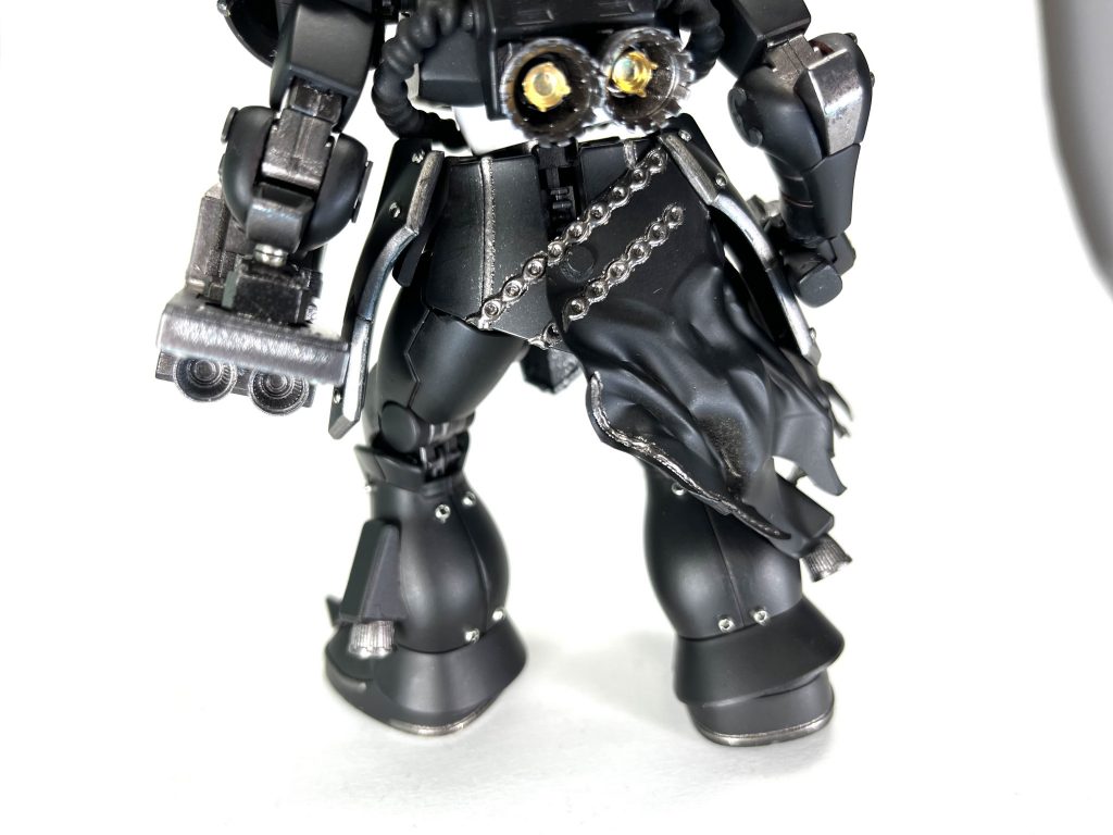 背面から。バックパックのバーニアはコトブキヤのものに変更し、100均メタルパーツを中に入れました。腰部にはマントを。もちろんスコールがこうしているからですね。