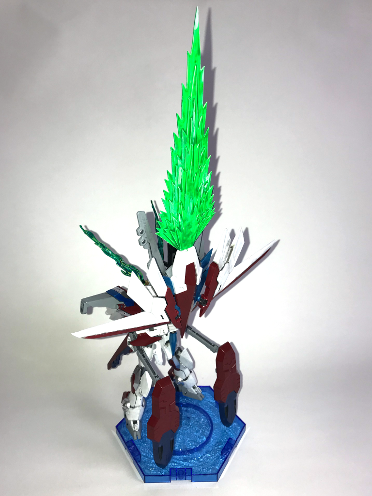 キングモード1[ケラウノスハイパービームソード]紅盾形態。エフェクトは自作、前述の追加パーツは各々の位置に移動しています。名前は元がカッコいいのでそのままに。特徴は頭部アンテナからもビームが展開されるところとシールドアームが前に移動しアンカーとして機能するところです。