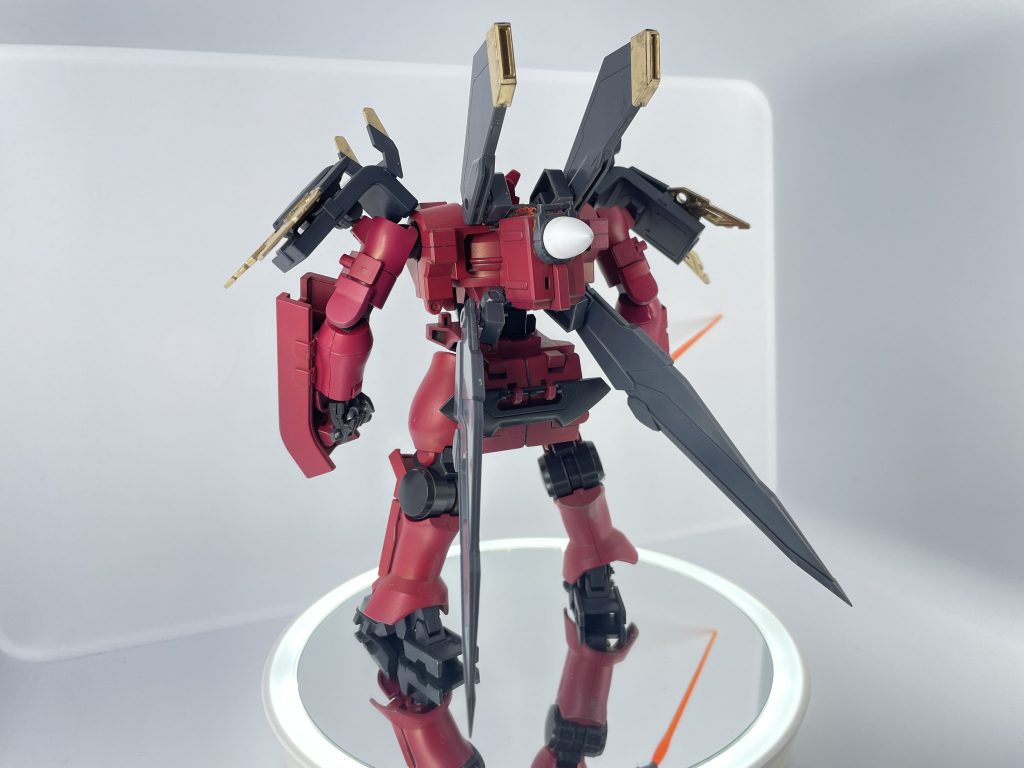 テスト機故にバックパックユニットが大型化開発時期的にセカンドシーズン以前のためかスローネヴァラヌスなどの面影が感じとれる