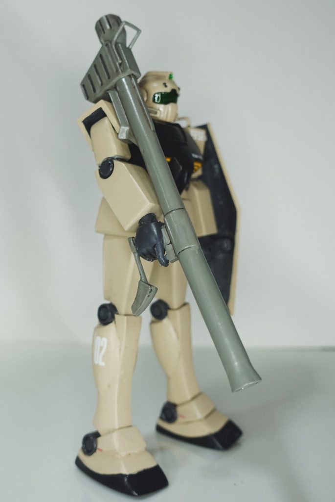 バズーカは武器セットのものそのままだと肩に担げないのでグリップより後方を延長しました。