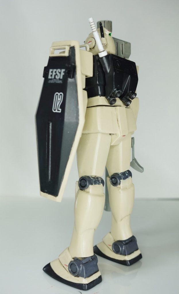 シールドも十字マークを切り取ってジム改のデザイン的に。腕との接続は磁石になります。バーニアも小さいのを4個詰め込みました。