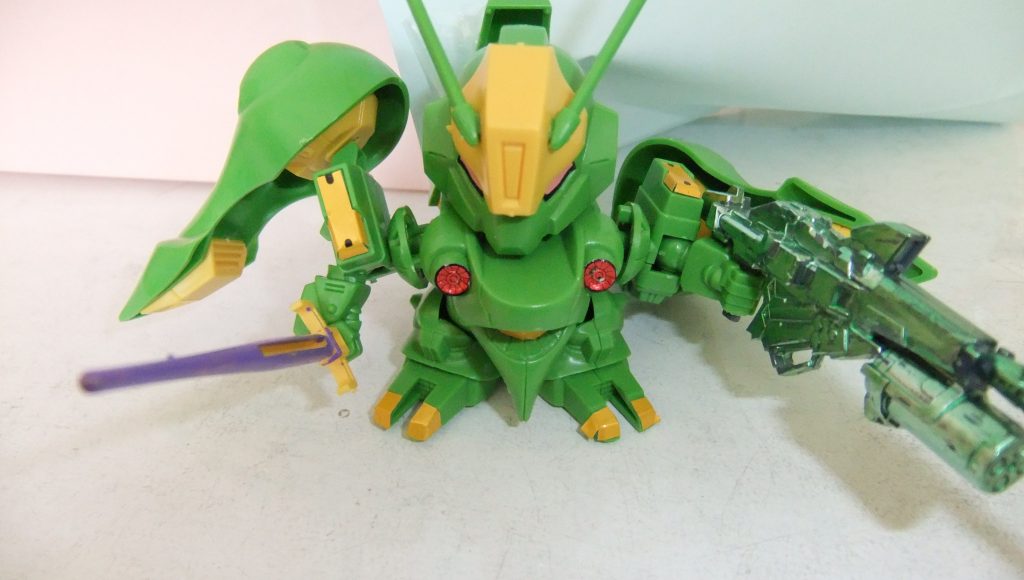 冬休みのステイホーム中に与えたGジェネシリーズのクインマンサですね。親のガンダムマーカーを持ち出して頑張って塗装をしたようだ( ´艸`)