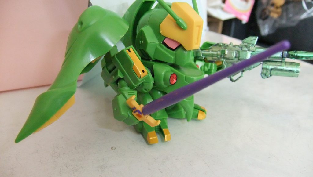 肩バインダーの可動が気に食わなかったようなので基部取付向きを逆にして取付しています。絵と違うとゴネられたので苦肉の策で親の手を入れました(笑)