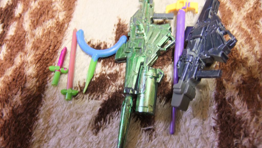 謎武器一覧(笑)コレ、一個につき一枚のデータよこしやがるもんだから纏めて撮れと言った結果なんですけど絨毯の上はやめれ( ノД`)