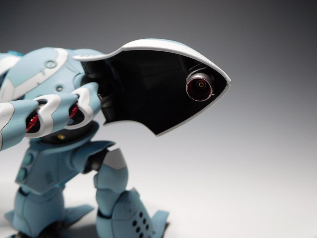 【肩アーマー部】肩アーマーにビルダーズパーツのバーニアを追加しています。更に中央にビーズを使ってディテールアップ。