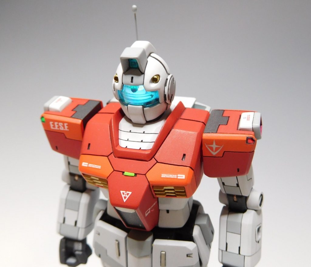 【こだわりポイント②】両肩にスラスターを追加、ナビゲーションライト?(赤緑)は段差を彫った後、ラピーテープを貼りUVレジンで固め、更に削り出し形を作りました。