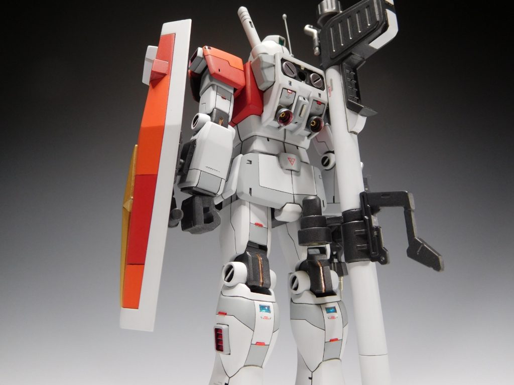 【バックショット】各部にレッドチップ貼り付け、センサー部は百均の装飾テープを貼りUVレジンで固めてあります。そして例の如くランドセル中央のパーツはLEDのスライドスイッチになっています。