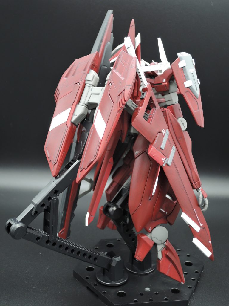 スローネドライのバックパックはコトブキヤのパーツとプラ棒を使って接続しています。バスターソードはシャープ化の為に大分削ってます。